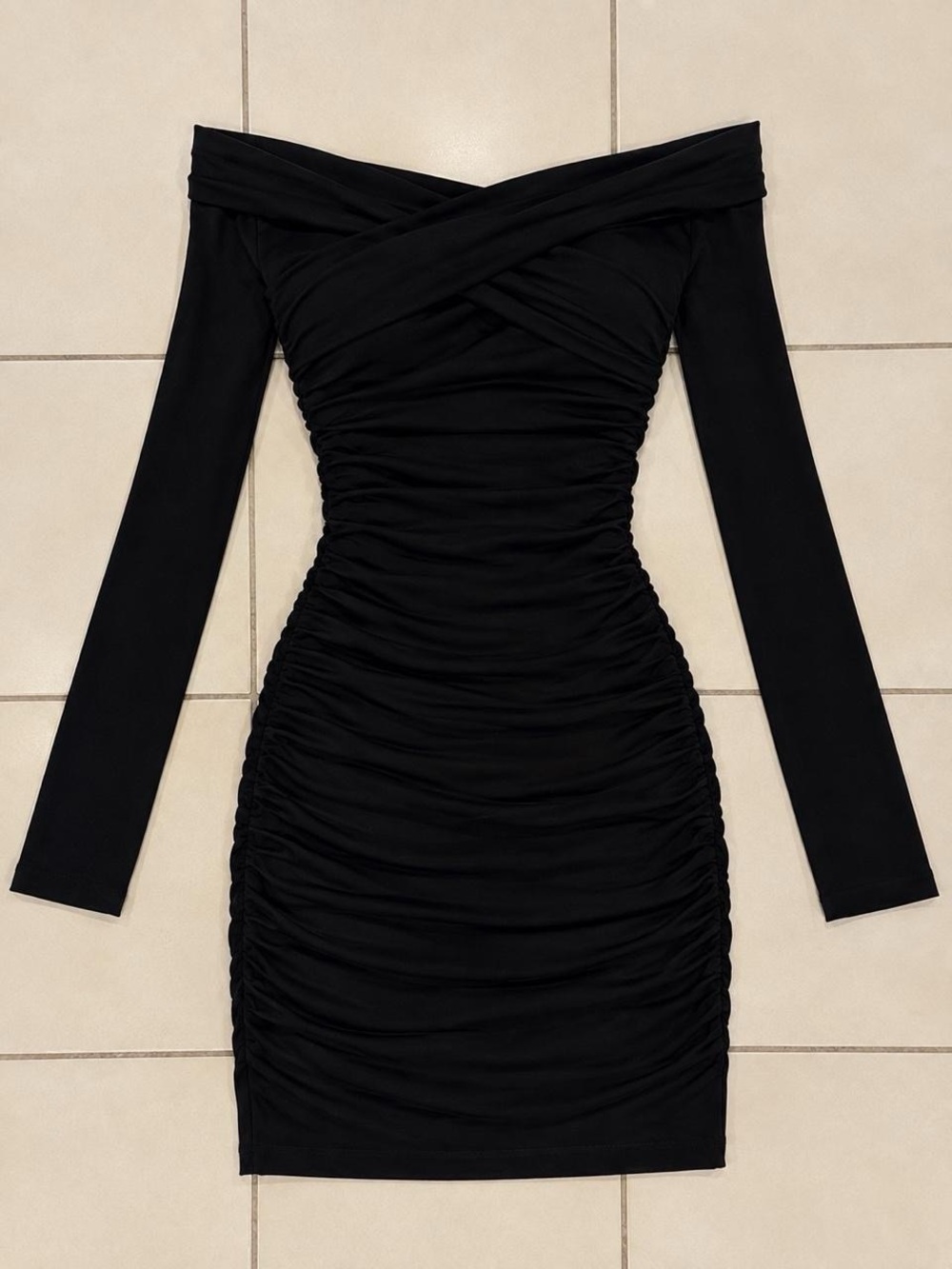 Diane Von Furstenberg Black Off-Shoulder Ruched Bodycon Long Sleeve Dress